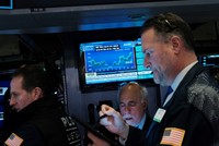 Giới đầu tư giao dịch đầy thận trọng